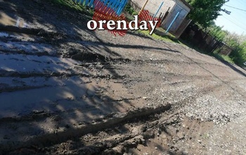 Жители частного сектора Оренбурга жалуются на отсыпанные асфальтовым срезом дороги