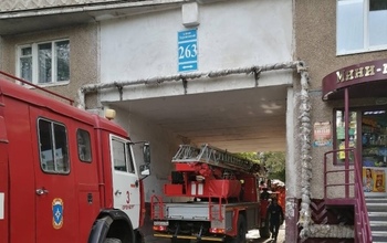Квартиру в оренбургской девятиэтажке тушили 30 человек