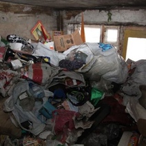 Орчанка не давала вынести мусор из своей квартиры по решению суда