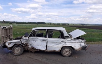 В Оренбуржье водитель выскочил на ВАЗе с полевой дороги и нашел смерть