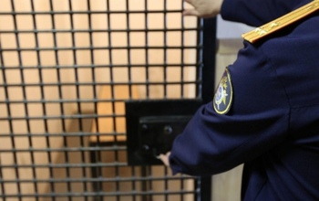 В Бузулуке 15-летнюю девочку склоняли к употреблению наркотиков (18+)