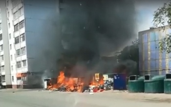 В Оренбурге на улице Ноябрьской полыхала контейнерная площадка