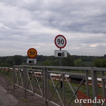 В Оренбурге на трассе М-5 дорожные знаки закрыли чехлами