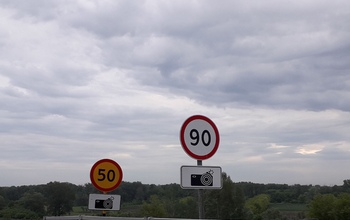 В Оренбурге на трассе М-5 дорожные знаки закрыли чехлами