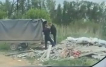 В частном секторе Оренбурга средь бела дня устроили свалку у обочины