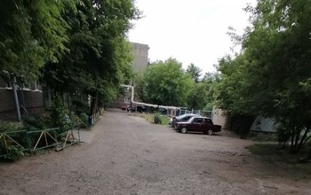 Оренбуржцы жалуются на состояние пешеходных дорожек во дворах