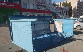 В Оренбурге на 16-й линии остановочные павильоны... лежат