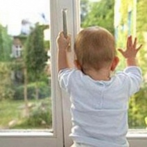 В Гае малолетний ребенок выпал из окна второго этажа