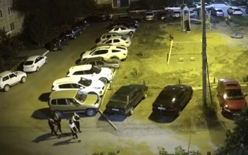 В Гае девушки из мести поцарапали чужое авто, а извинялись их родители