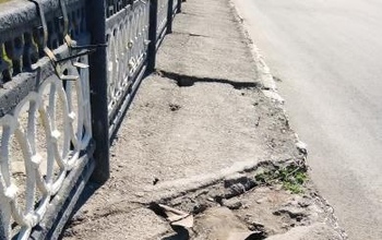 На оренбургском виадуке рушатся тротуары