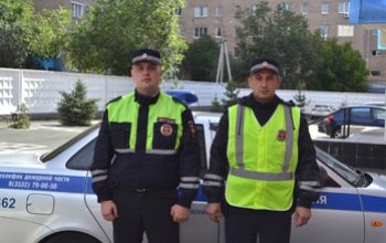 В Оренбурге полицейские помогли пенсионеру-водителю, которому стало плохо за рулем