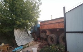 В поселке Подмаячном Оренбурга КамАЗ собрал соседский забор в «гармошку»