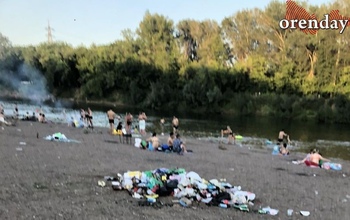 Оренбуржцы отдыхают на пляжах посреди гор мусора