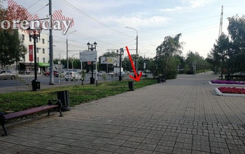 В Оренбурге в сквере у Дома Памяти «позаимствовали» лавочку для административного здания