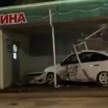 В Оренбурге легковой автомобиль влетел в остановочный павильон