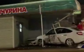 В Оренбурге легковой автомобиль влетел в остановочный павильон