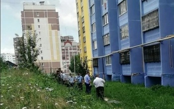 В Оренбурге женщина выпала из окна многоэтажки (18+)