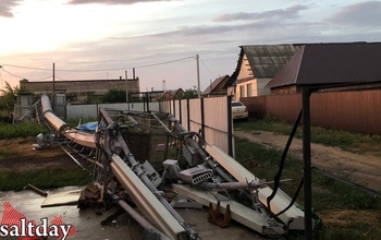 В Соль-Илецке после порыва ветра упала вышка сотового оператора МТС
