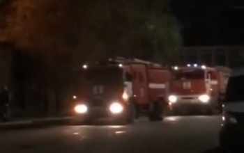 В Оренбурге ночью на Советской полыхал заброшенный дом