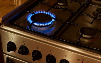 В Орске мужчина решил растереться спиртом около включенной газовой плиты