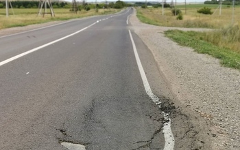 На новых дорогах в Оренбуржье одна за другой появляются ямы