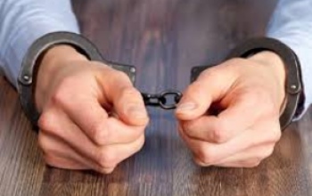 В Александровском районе мужчина угрожал детям убийством и душил их (18+)