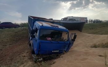 На трассе Оренбург-Самара ВАЗ влетел в КамАЗ, погиб водитель