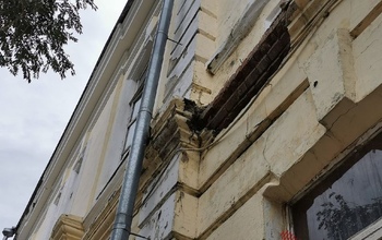В Оренбурге на улице Советской прохожим на голову осыпаются кирпичи и штукатурка
