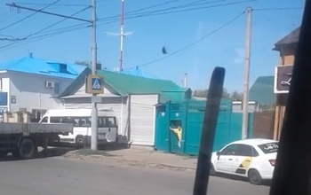 В Оренбурге на улице Туркестанской автомобилисты ездят прямо по тротуару