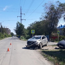 В Орске не разъехались KIA и ВАЗ, одно авто влетело в знак, другое опрокинулось