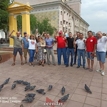 Оренбуржцы покормили голубей и поддержали хабаровчан