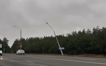 В Оренбурге на Загородном шоссе накренился столб
