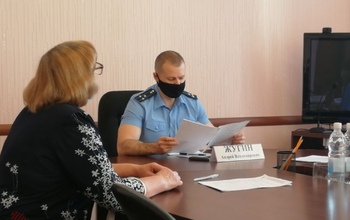 Токсичные соседи и улица с 17 колодцами: с какими жалобами обратились оренбуржцы к прокурору города
