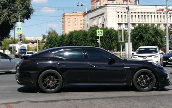 В Оренбурге столкнулись Porsche Panamera и Hyundai