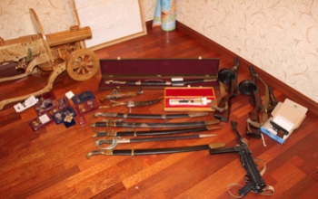 Оружие, деньги, драгоценности: опубликовано фото с места обысков в доме экс-главы Оренбурга Арапова