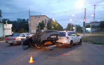 В Оренбурге столкнулись три автомобиля: 