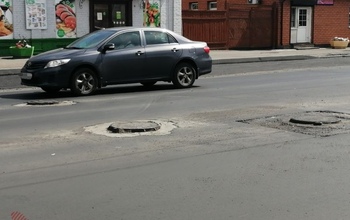 В Оренбурге водители уже устали лавировать между колодцами по ул. Цвиллинга