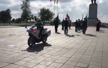 Шествие в Оренбурге в честь Дня российского флага