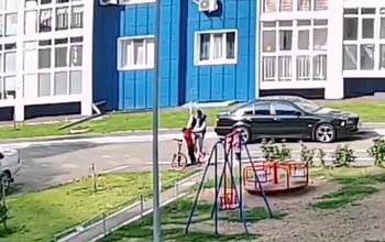 В Оренбурге на детской площадке мужчина «воспитывал» сына кулаками (18+)
