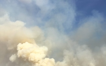 На Загородном шоссе в Оренбурге горит сухая трава