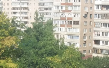 В Оренбурге многодетный отец своими руками благоустройствает детскую площадку