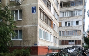 Оренбуржцы пожаловались на то, что строительный мусор выбрасывают с крыши домов на голову прохожим