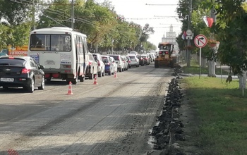 В Оренбурге на проспекте Победы бордюры побелили и… демонтировали