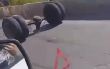 В Оренбурге на мосту через Сакмару у грузовой Газели оторвалась задняя ось