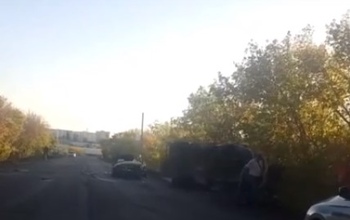 В ДТП на улице Тихой в Оренбурге перевернулся грузовик