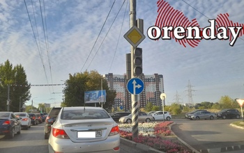 В час пик пробки на проспекте Победы в Оренбурге становятся все больше