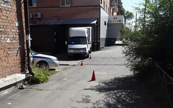 В Новотроицке водитель при движении задним ходом сбил ребенка на тротуаре