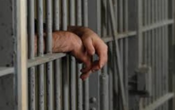 В Оренбурге пьяный мужчина предлагал детям соседа целовать крест