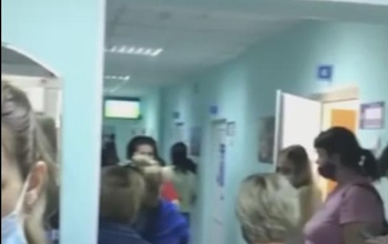 Оренбуржцы выстроились в поликлинике в очередь, чтобы их дети смогли посещать школы и детсады