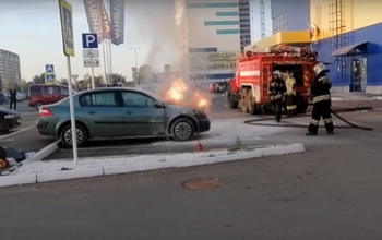 В Оренбурге у «Ленты» загорелся автомобиль